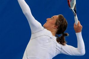 Oleksnadr Dolgopolov Jr with a nice toss of the ball