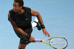 Gael Monfils serving against Taylor Dent