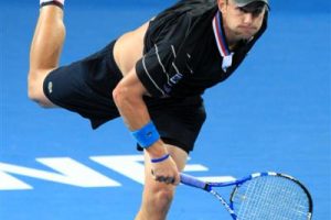 Andy Roddick serving against Peter Luczak