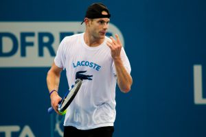 Andy Roddick warming up his spirit fingers. Tennis Australia.