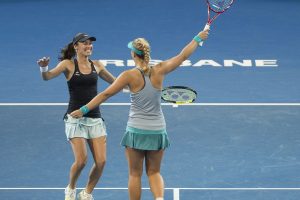 Sabine-Lisicki-Martina-Hingis-Brisbane-International-20150111-00405757