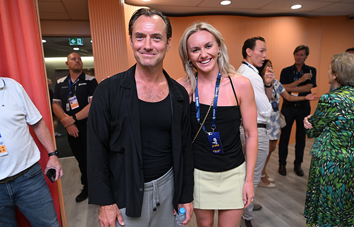 Jude Law and Ariarne Titmus at Brisbane International 2024. Picture: Tennis Australia